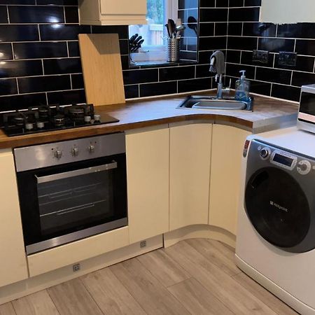 One Bedroom Apartment In Walsall Sleeps 4 Free Wifi By Villazu Bloxwich エクステリア 写真