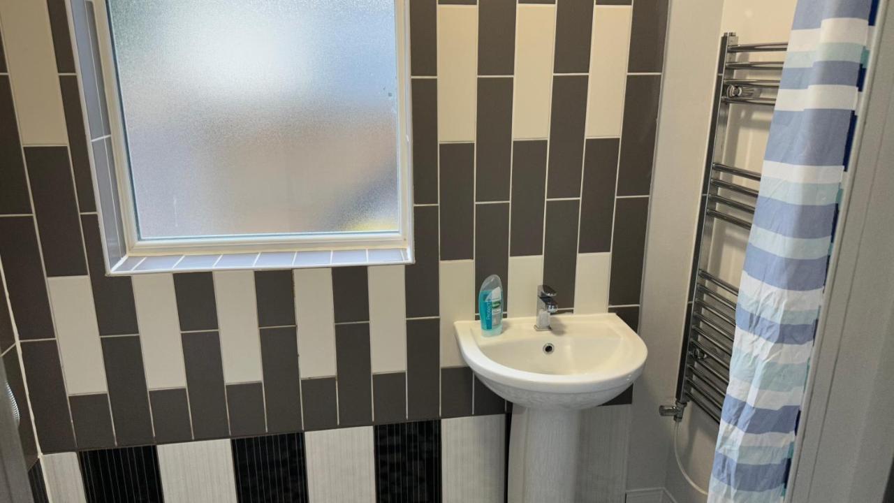 One Bedroom Apartment In Walsall Sleeps 4 Free Wifi By Villazu Bloxwich エクステリア 写真