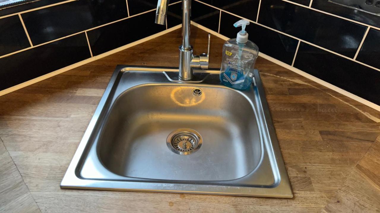 One Bedroom Apartment In Walsall Sleeps 4 Free Wifi By Villazu Bloxwich エクステリア 写真