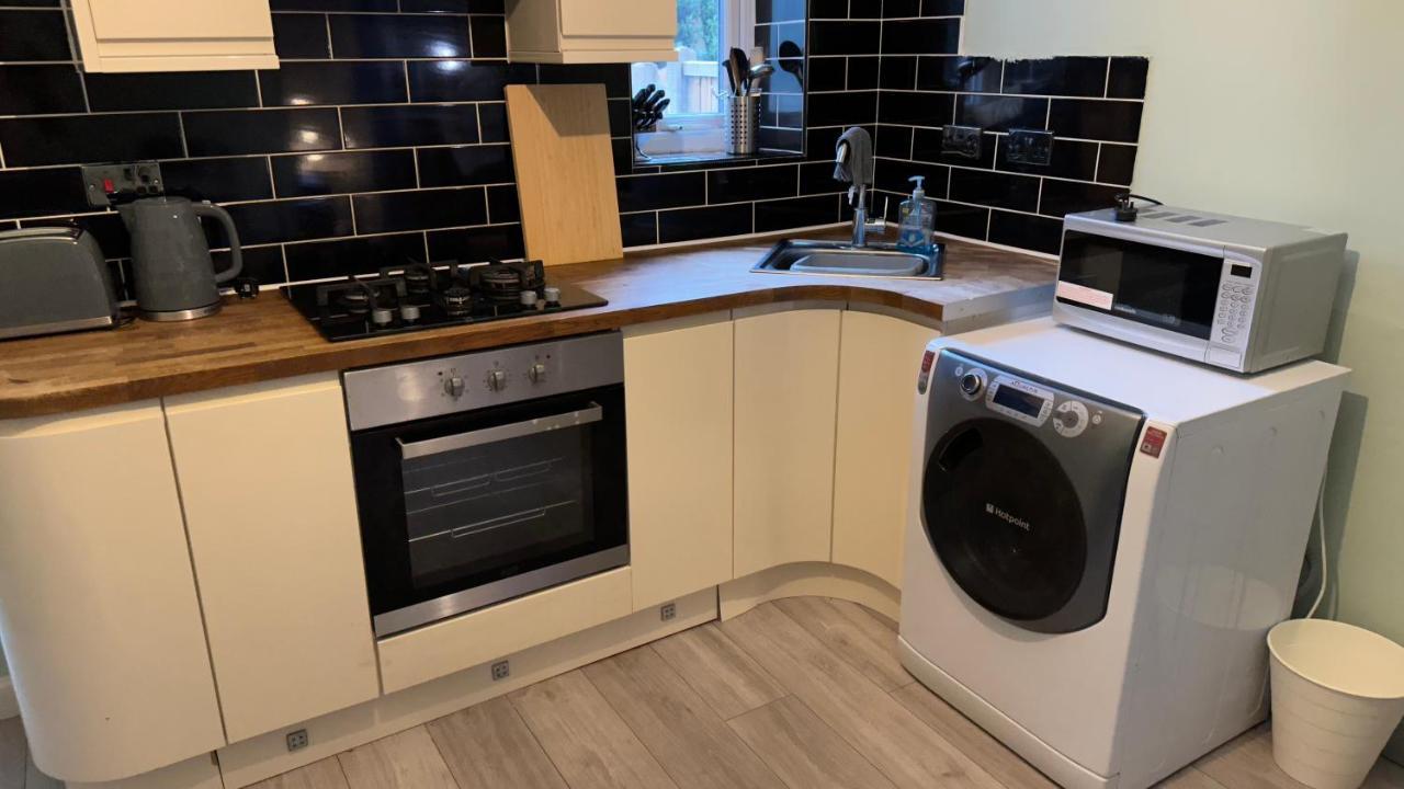 One Bedroom Apartment In Walsall Sleeps 4 Free Wifi By Villazu Bloxwich エクステリア 写真