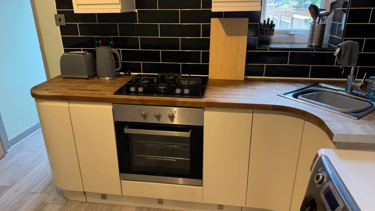 One Bedroom Apartment In Walsall Sleeps 4 Free Wifi By Villazu Bloxwich エクステリア 写真