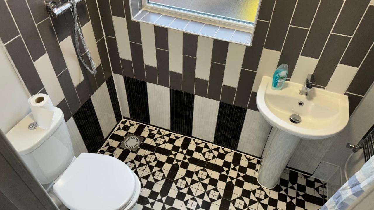 One Bedroom Apartment In Walsall Sleeps 4 Free Wifi By Villazu Bloxwich エクステリア 写真