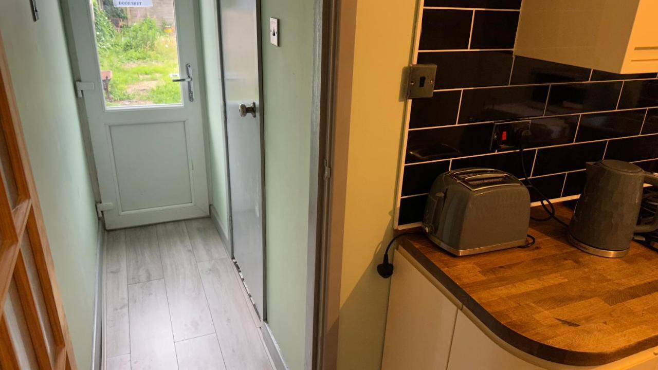 One Bedroom Apartment In Walsall Sleeps 4 Free Wifi By Villazu Bloxwich エクステリア 写真
